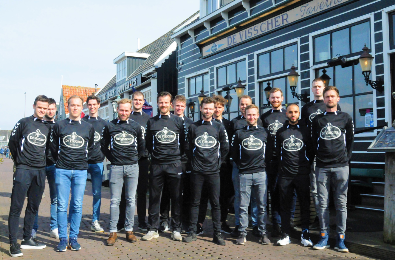 Taverne de Visscher sponsort trainingspakken SV Marken 1